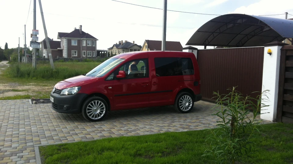 Volkswagen Caddy Червоний Кадровоз 3
