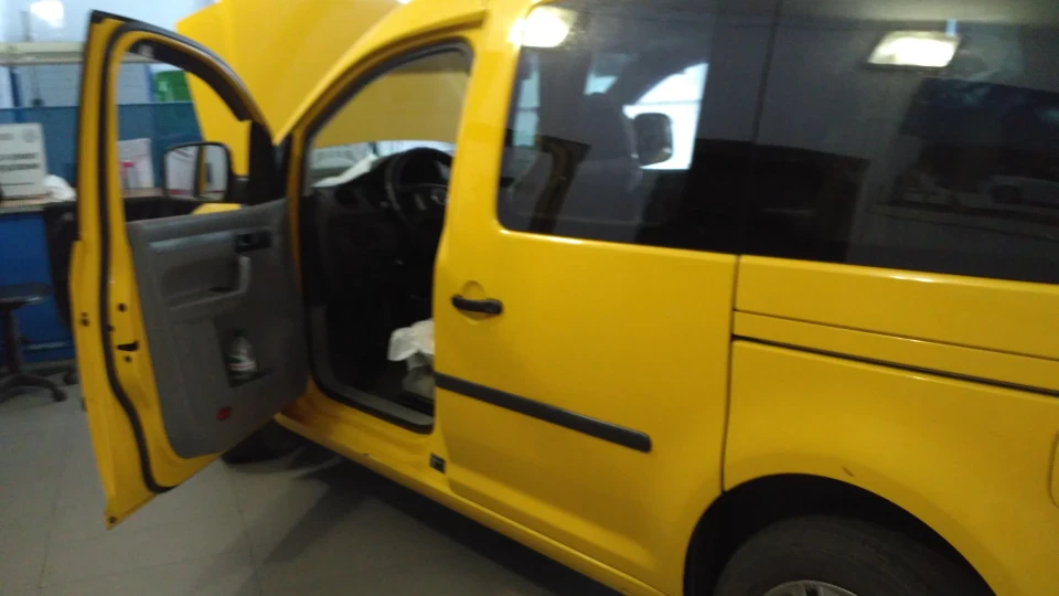 Volkswagen Caddy жовтий танк 3
