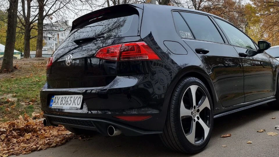 Volkswagen Golf GTI 2