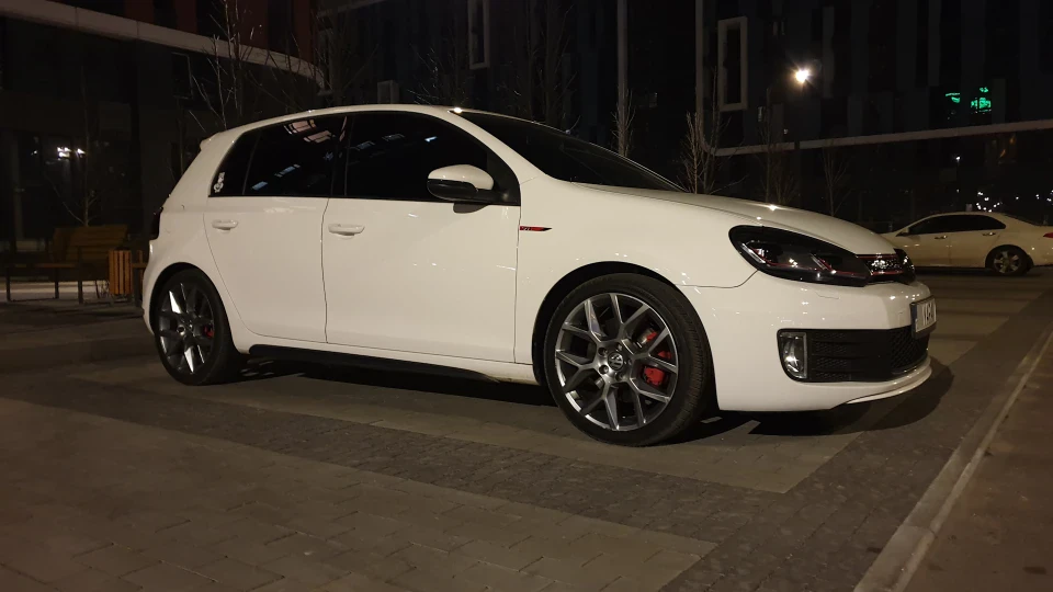 Volkswagen Golf GTI 2