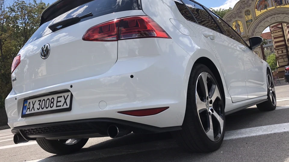 Volkswagen Golf GTI 2