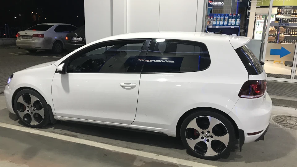 Volkswagen Golf GTI 2