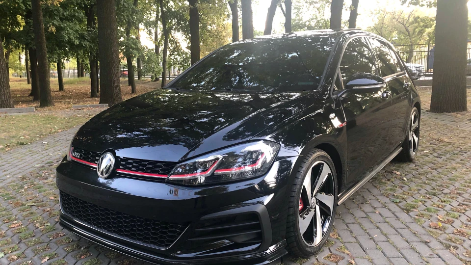 Volkswagen Golf GTI Black 4