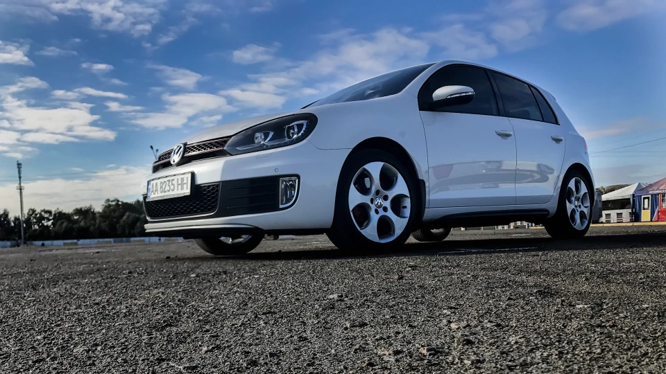Volkswagen Golf GTI Martini Bianco 2