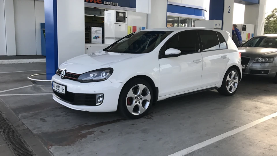 Volkswagen Golf GTI Martini Bianco 4
