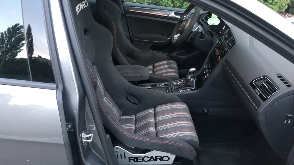 Volkswagen Golf GTI #nothing_extra 4