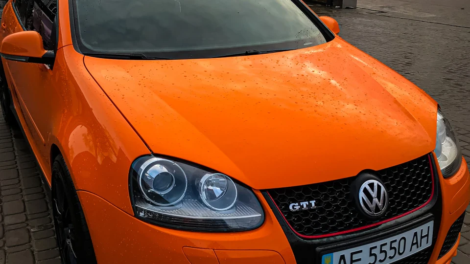 Volkswagen Golf GTI Orang 2