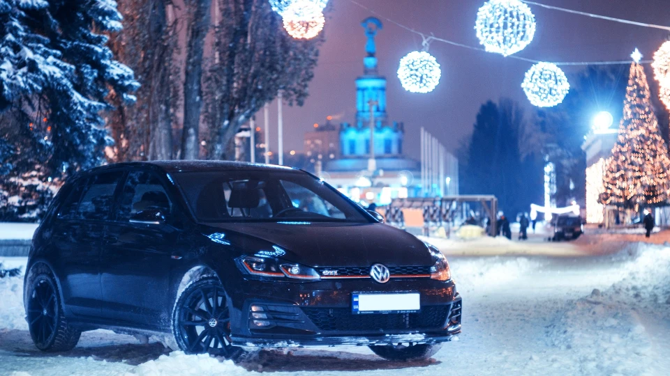Volkswagen Golf GTI Performance Black Rubin 4