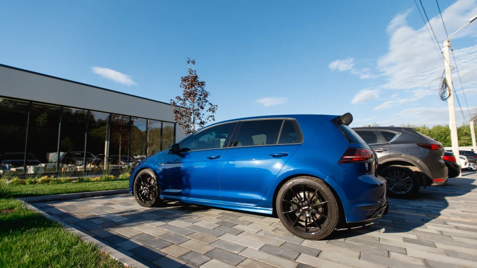 Volkswagen Golf R 2