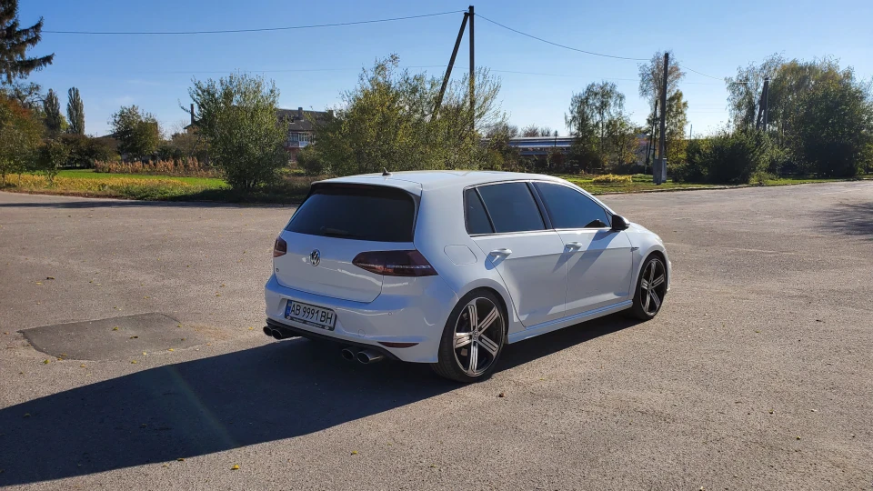 Volkswagen Golf R 2