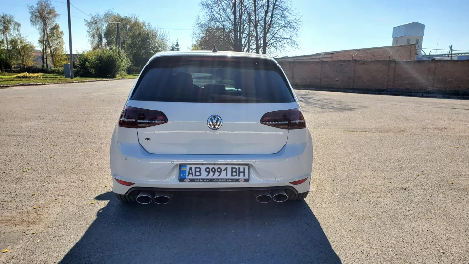 Volkswagen Golf R 3