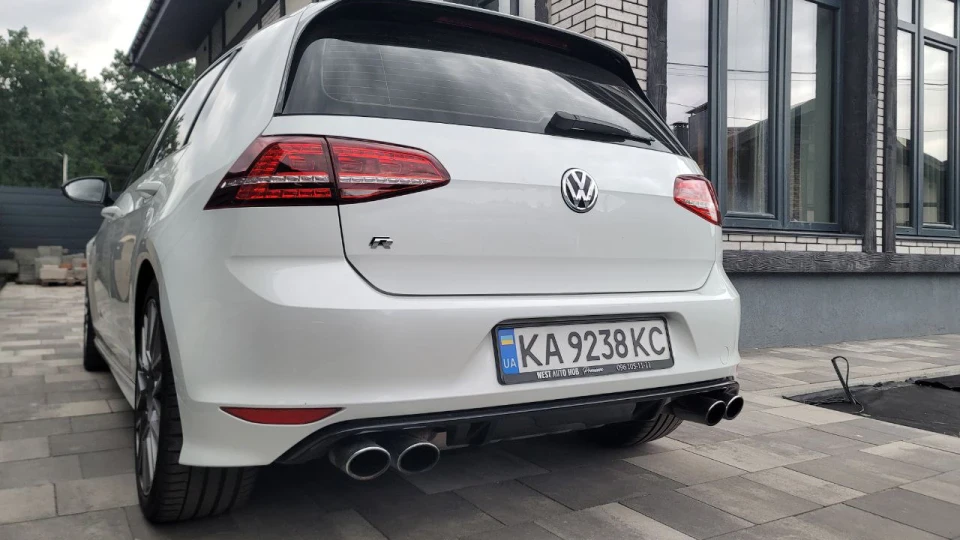 Volkswagen Golf R 2