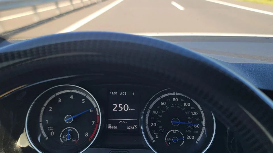 Volkswagen Golf R 3