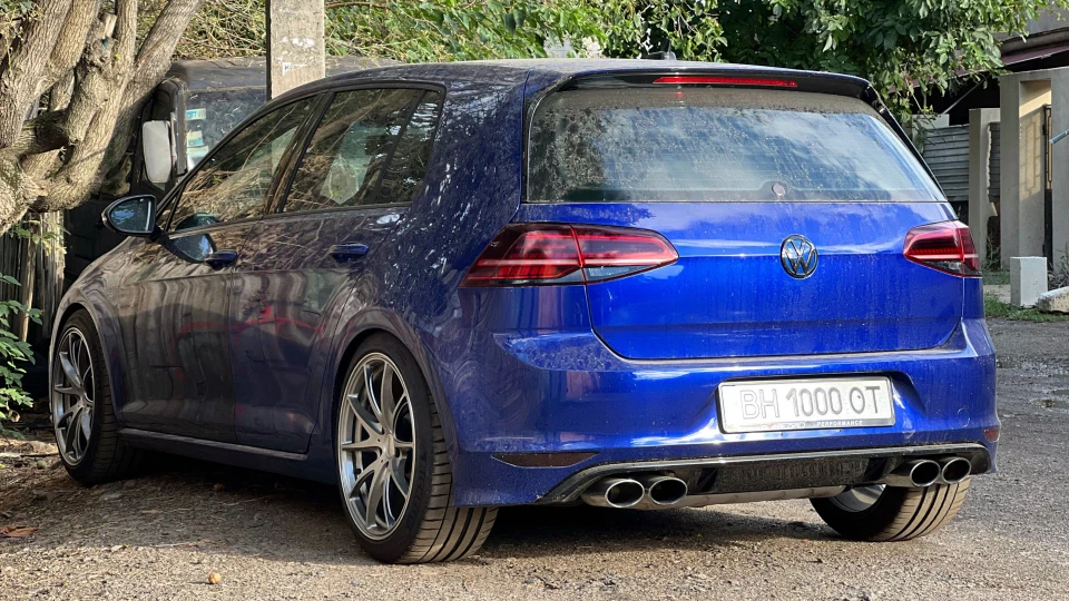 Volkswagen Golf R 2