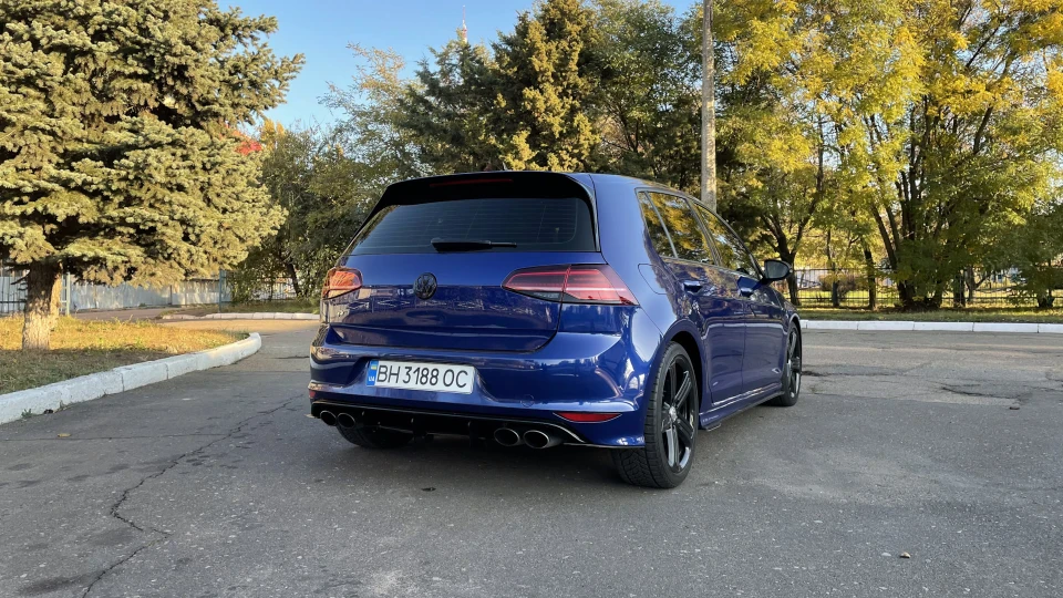 Volkswagen Golf R 3