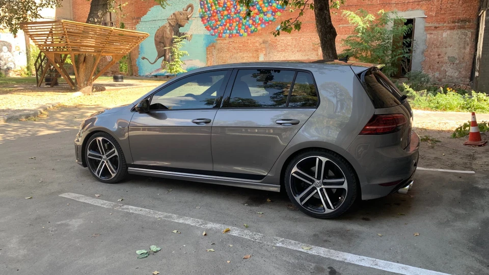Volkswagen Golf R 2