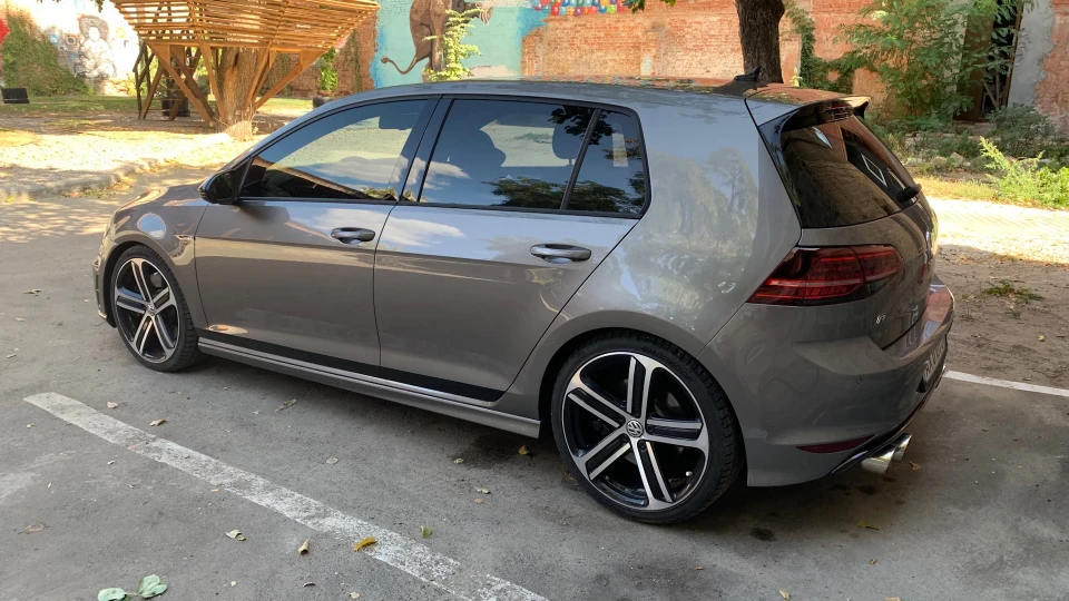 Volkswagen Golf R 3