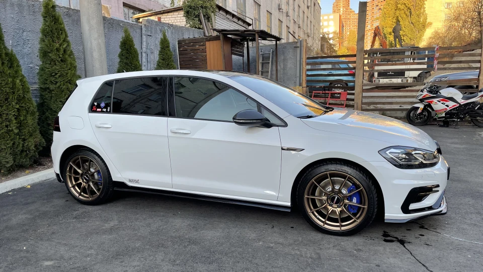 Volkswagen Golf R Akrapovic
