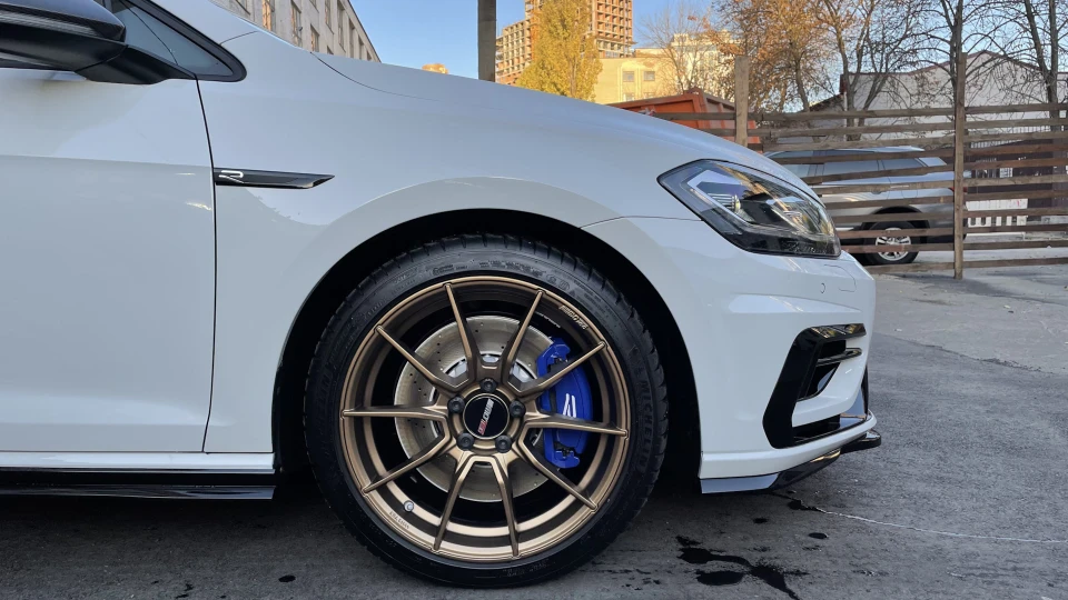 Volkswagen Golf R Akrapovic 2