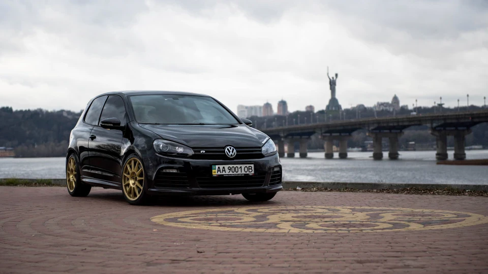 Volkswagen Golf R Black Edition 4