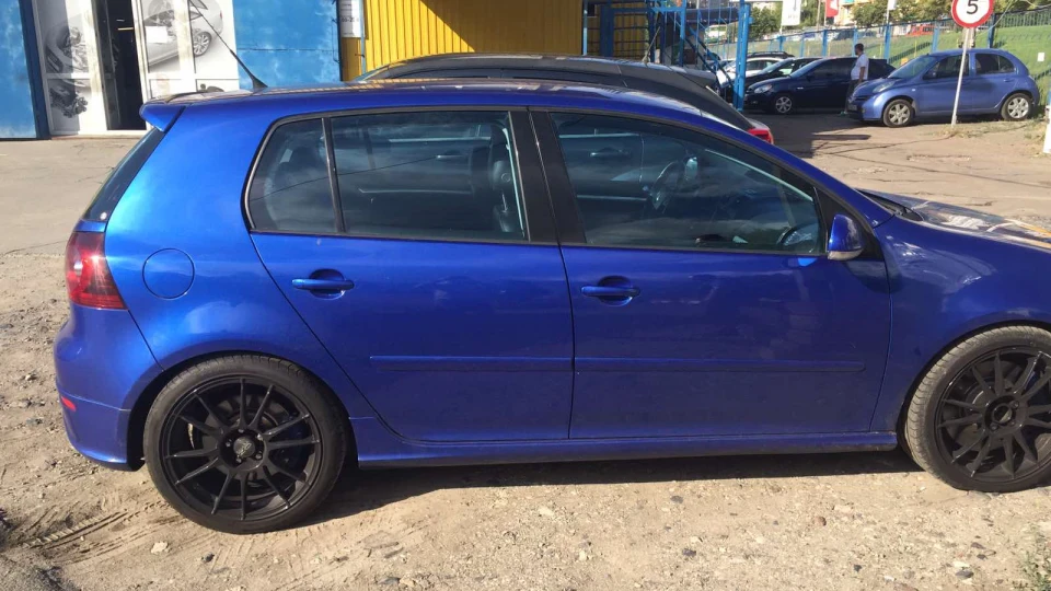 Volkswagen Golf R синій ікол 4