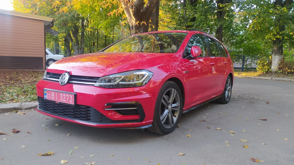 Volkswagen Golf Variant Tornado-Rot R-line 3