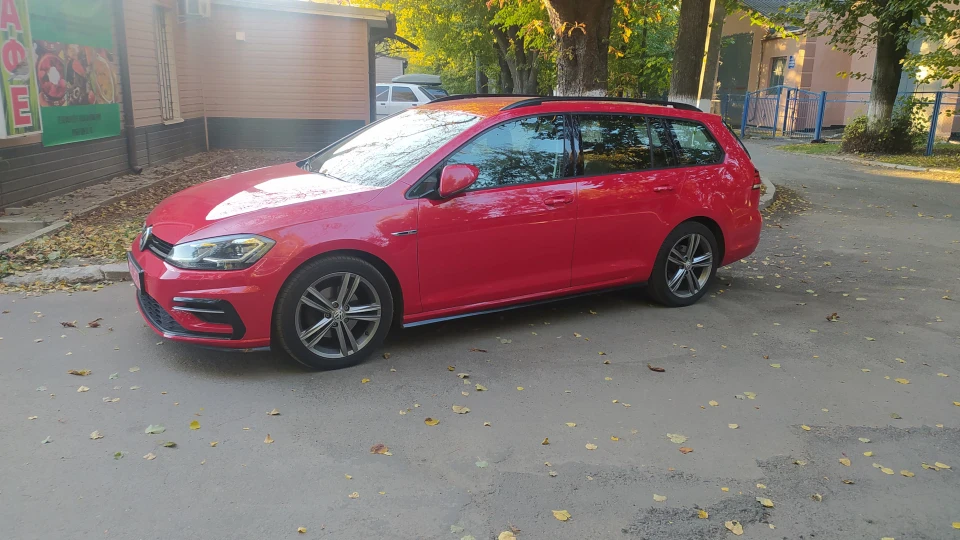 Volkswagen Golf Variant Tornado-Rot R-line 4