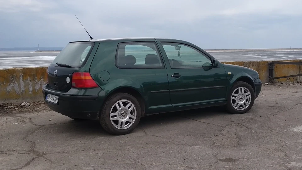 Volkswagen Golf 1.6 AT 3D