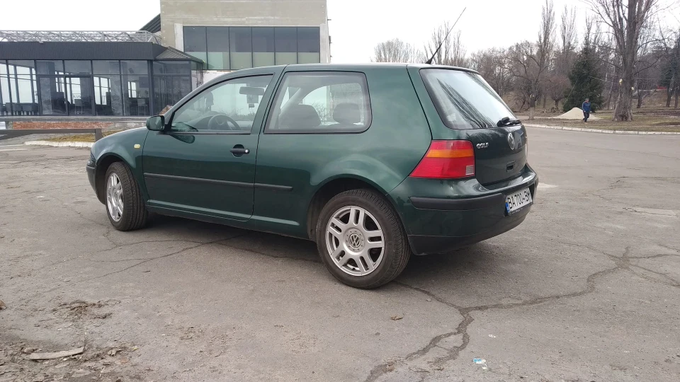 Volkswagen Golf 1.6 AT 3D 3