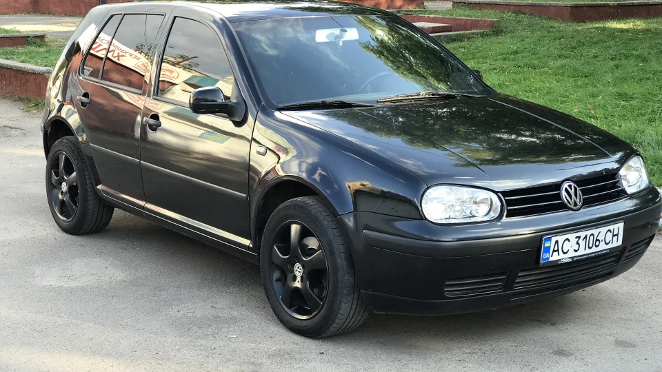 Volkswagen Golf чорний коротун 2