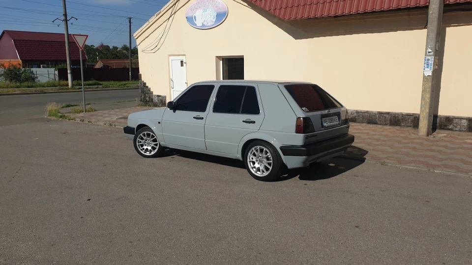 Volkswagen Golf Karat 2