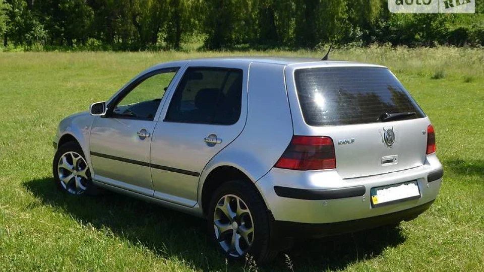 Volkswagen Golf Простенький 1.6 5