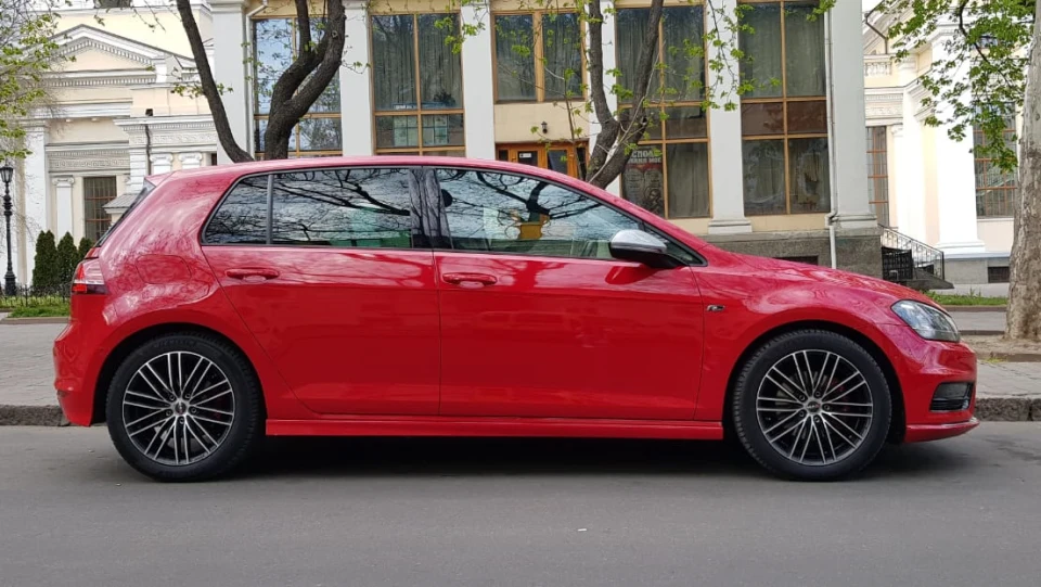 Volkswagen Golf R-Line TornadoRed 4