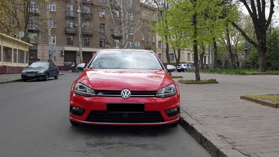 Volkswagen Golf R-Line TornadoRed 5