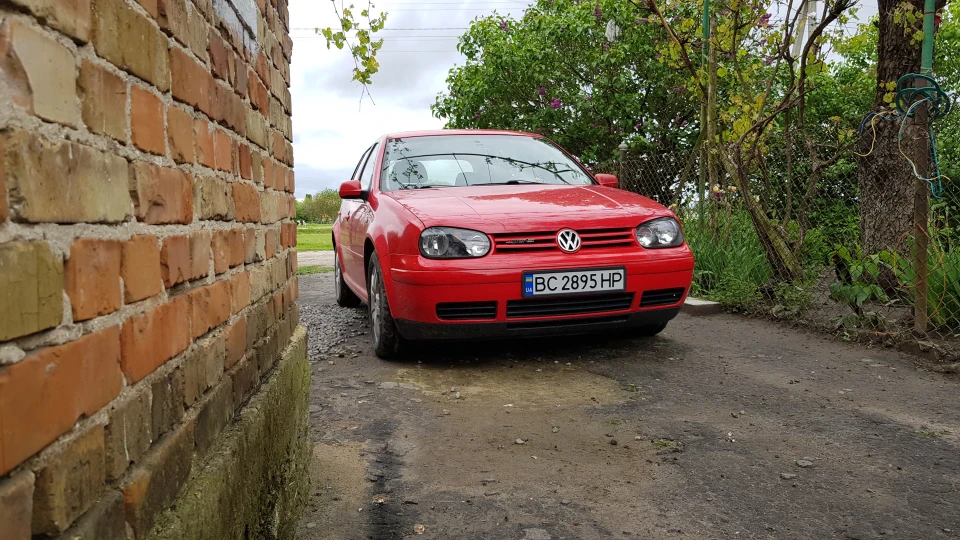 Volkswagen Golf Red 4