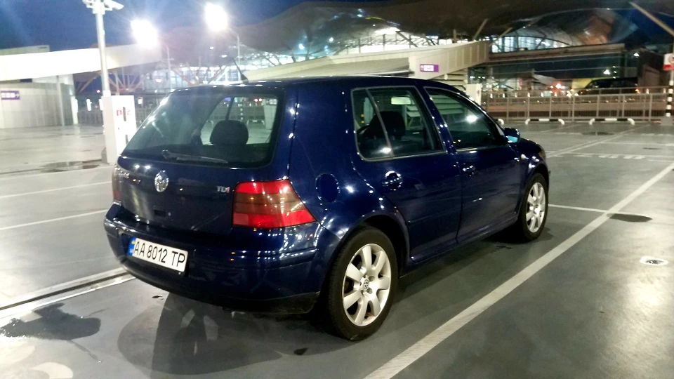 Volkswagen Golf Синій Трактор