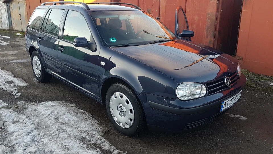 Volkswagen Golf синій вагон станТОП 2