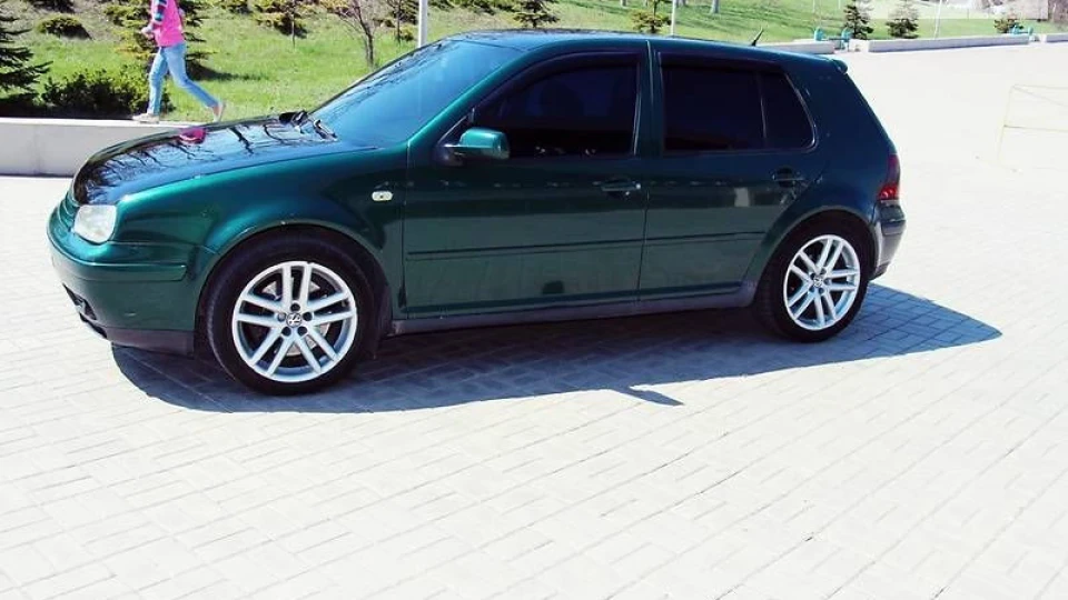 Volkswagen Golf VR6 2