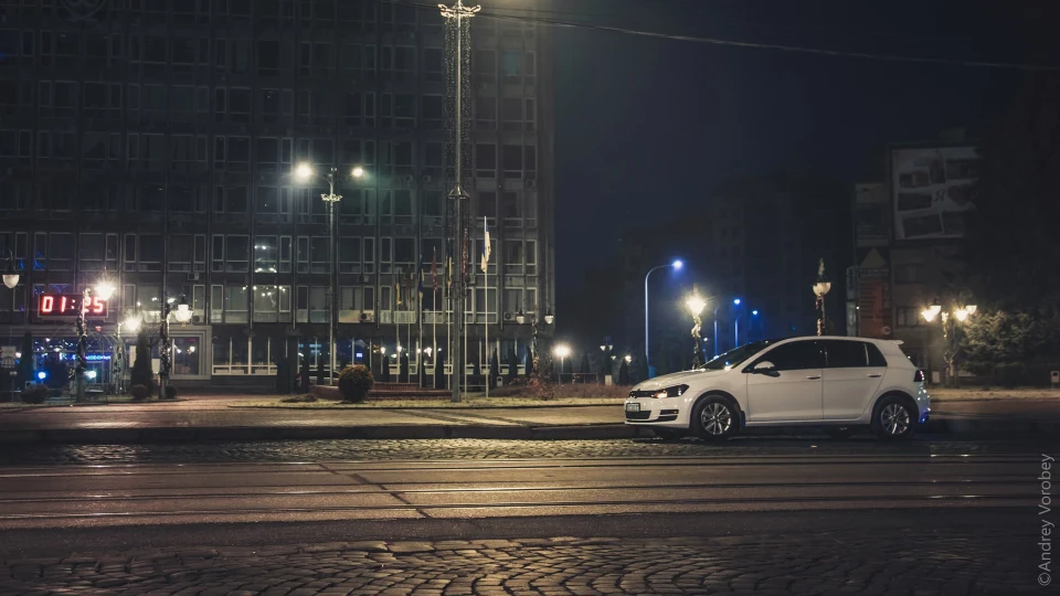 Volkswagen Golf White floW 4