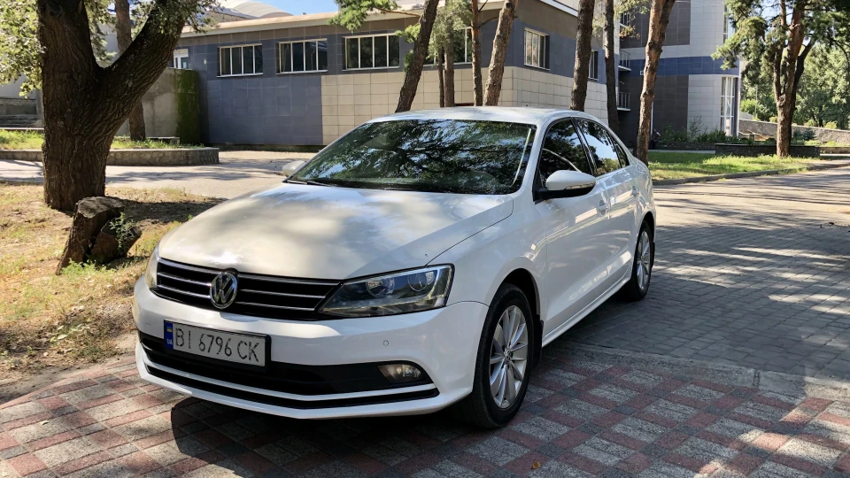 Volkswagen Jetta 1.6 TDI DSG 4