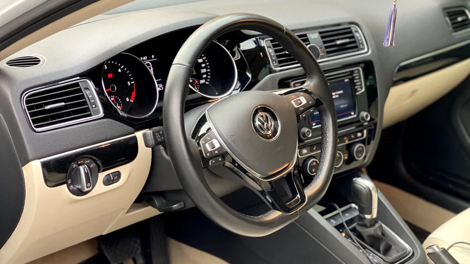 Volkswagen Jetta 1.6 TDI Highline 🚀 4
