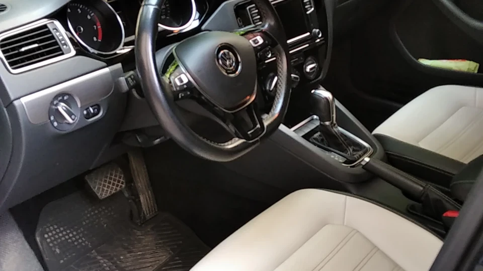 Volkswagen Jetta 1.8 tsi sport 5