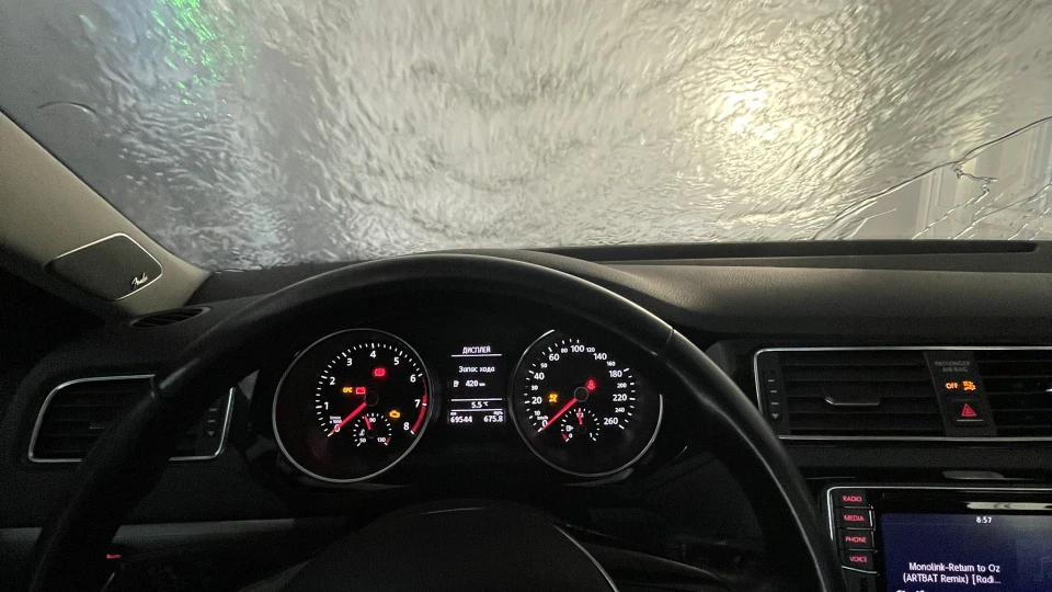 Volkswagen Jetta 1.8 турбо) 2