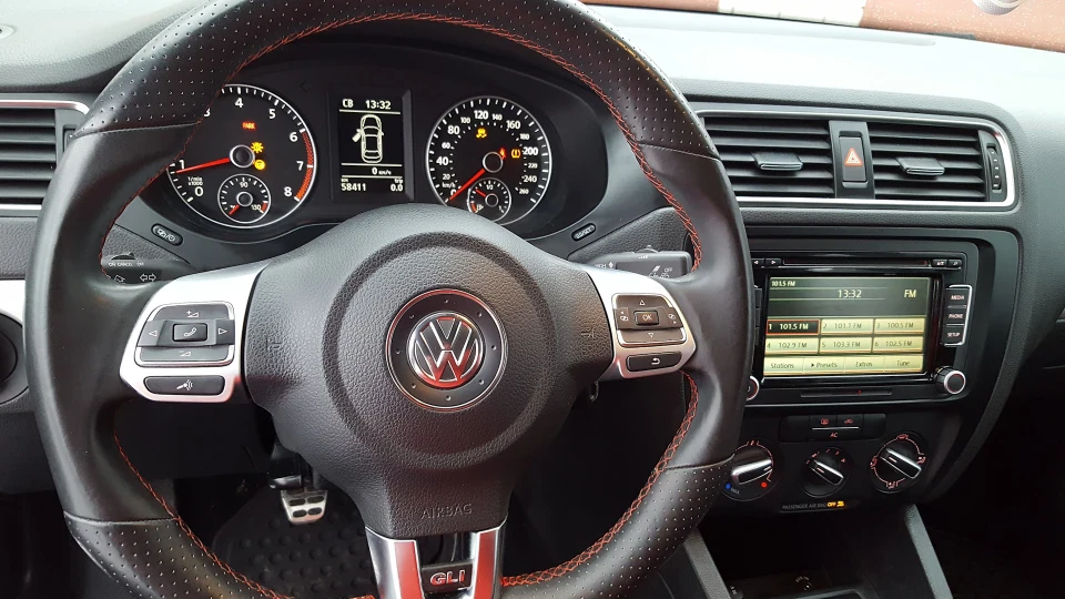 Volkswagen Jetta 2.0 GLI TURBO 2