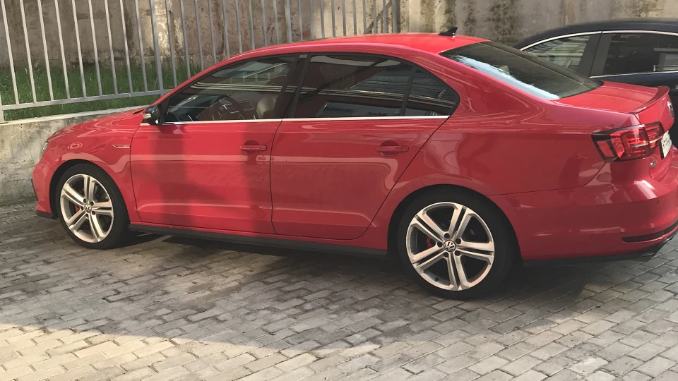 Volkswagen Jetta GLI - Red 5