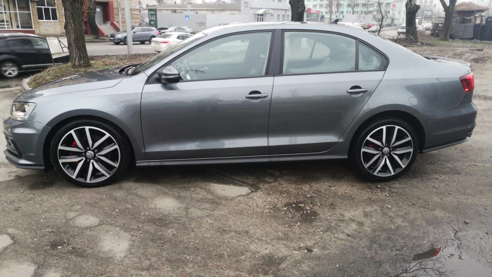 Volkswagen Jetta GLI 2