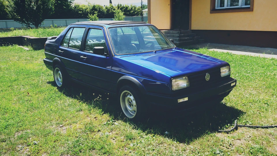 Volkswagen Jetta Синя 2