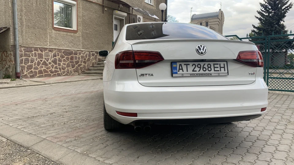 Volkswagen Jetta Sport 2