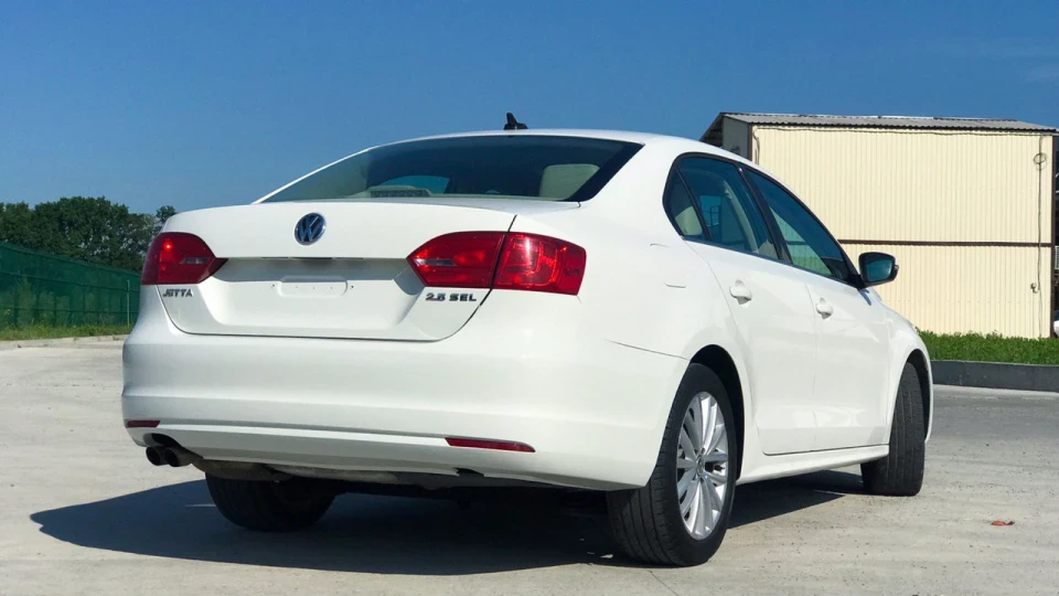 Volkswagen Jetta White Power 2