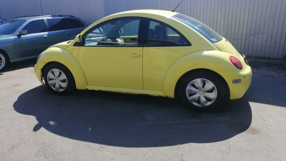 Volkswagen New Beetle 2